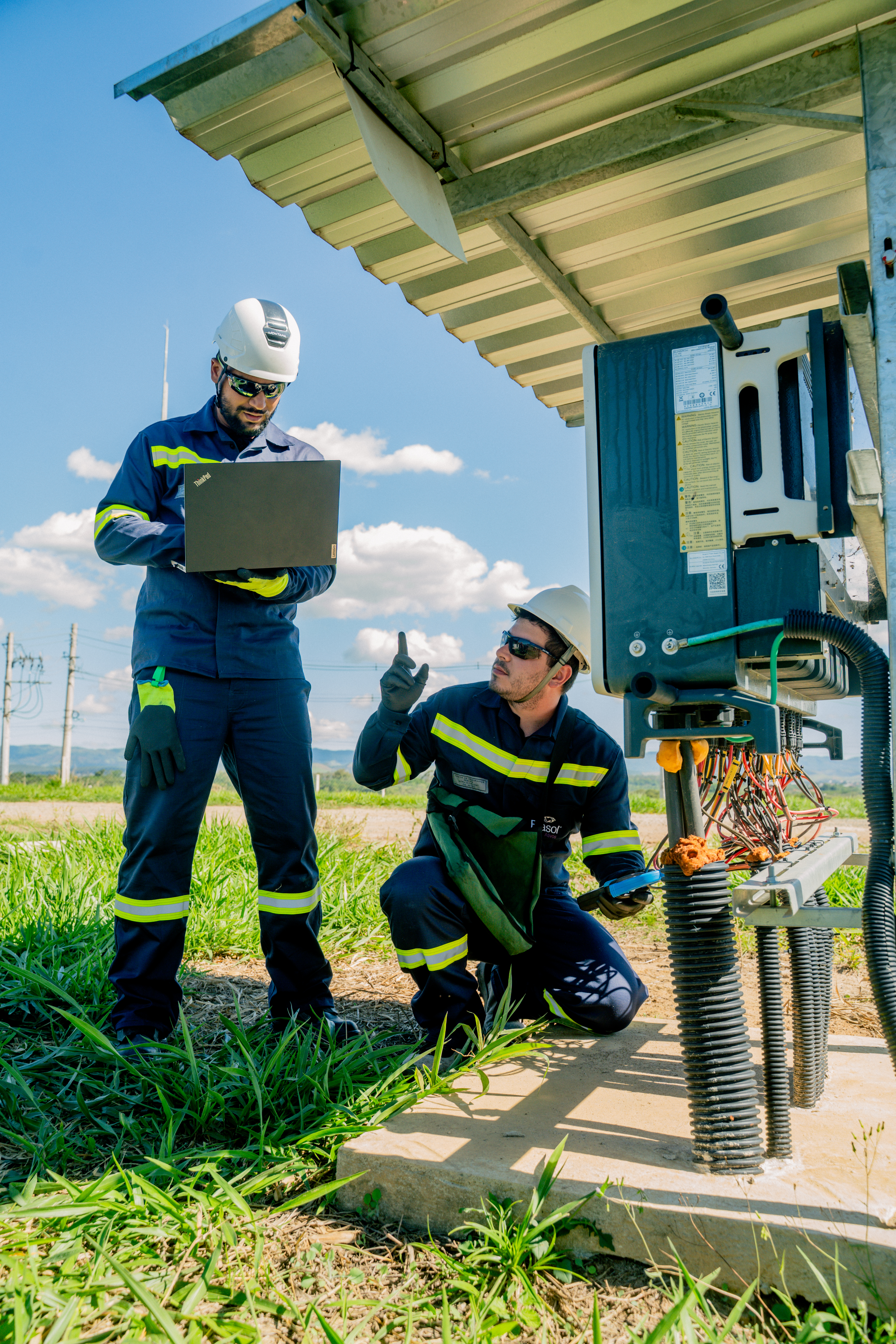 Equipe técnica analisando ativo